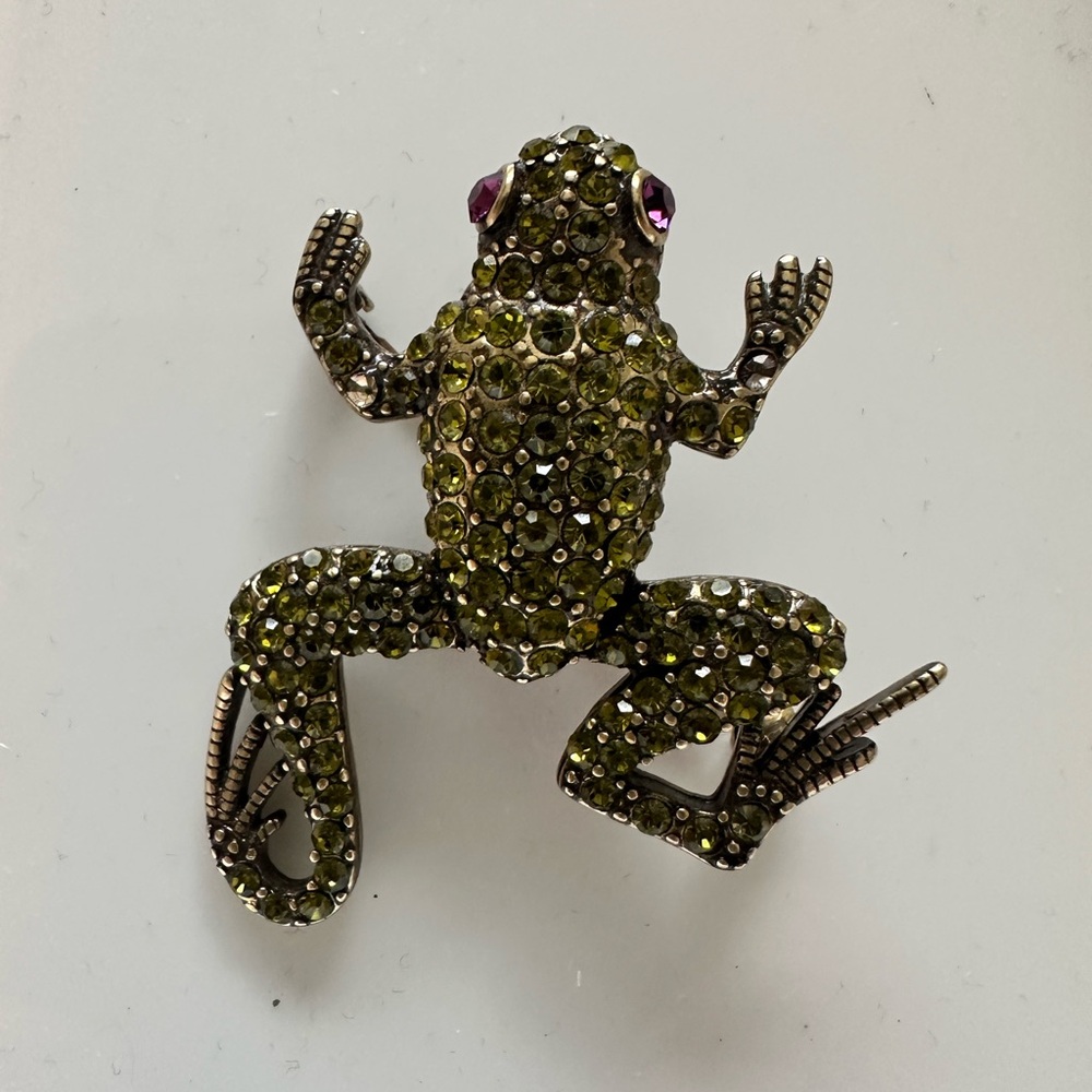 Heidi Daus Green and Gold Frog Brooch - Picture 4 of 6